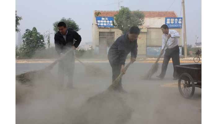 汶上縣教育體育局“我愛汶上”志愿服務(wù)隊到“三城同創(chuàng)”責(zé)任區(qū)進行衛(wèi)生大掃除