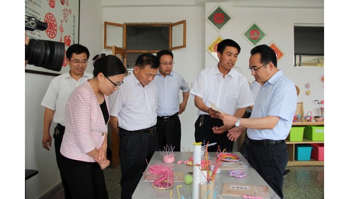 縣委副書記、縣長(zhǎng)王宏偉“六一”兒童節(jié)到實(shí)驗(yàn)小學(xué)慰問