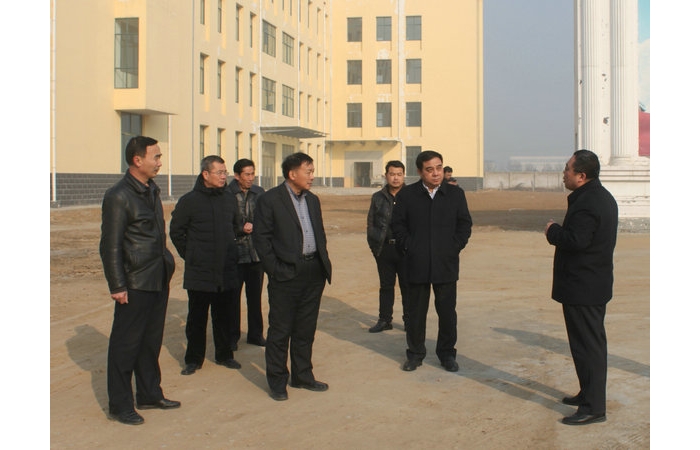 縣政府副縣長田利國督導檢查素質教育基地建設與鄉(xiāng)鎮(zhèn)學?！叭娓谋　惫ぷ? class=