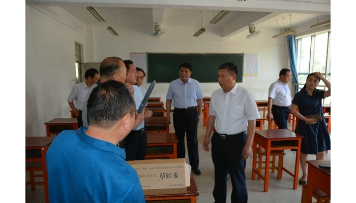 縣委副書記、縣長(zhǎng)李洪文視察2018年高考考前準(zhǔn)備工作