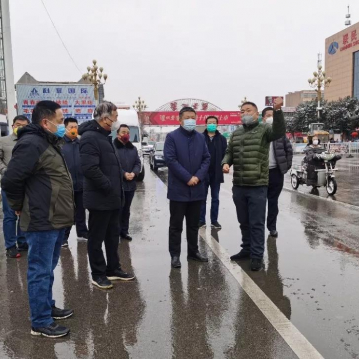 李洪文督導城區(qū)道路積雪清除、疫情防控和企業(yè)復工復產(chǎn)工作