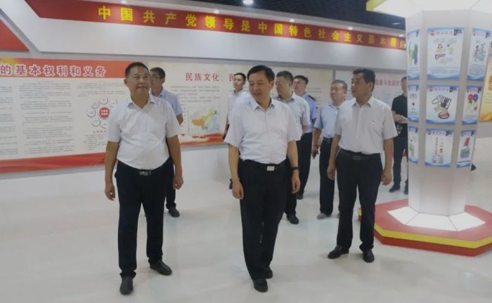市政府副市長、市公安局局長李海洋一行到次邱鎮(zhèn)檢查驗收“七五”普法工作